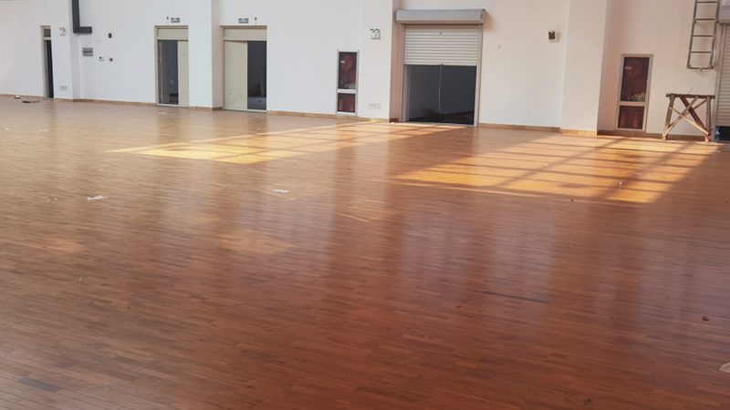 在地板安装合同验收前，业主或设计师应做好以下准备工作：